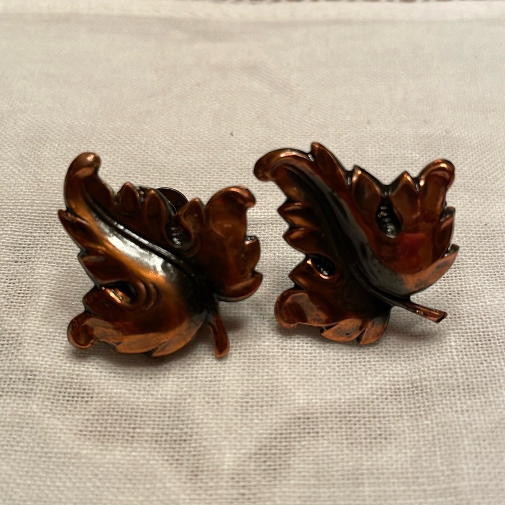 Beautiful, copper-tone, vintage leaf earrings (clip-on)